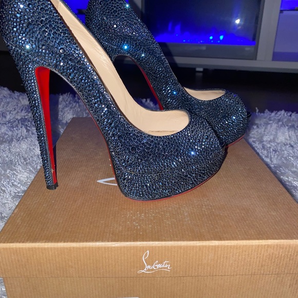 Gorgeous Christian Louboutin Heels - Picture 2 of 5